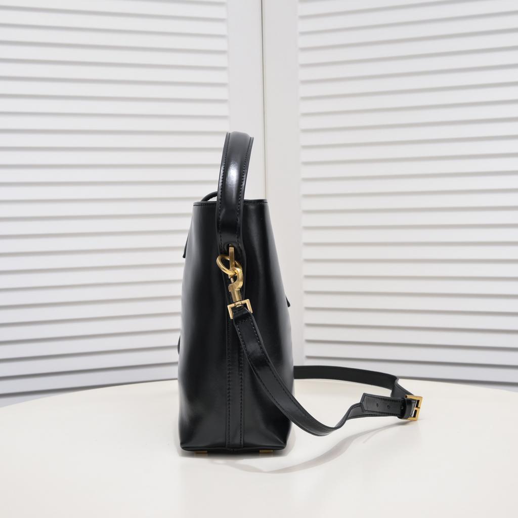YSL ブラックレザー ショルダーバッグ - メルカリ