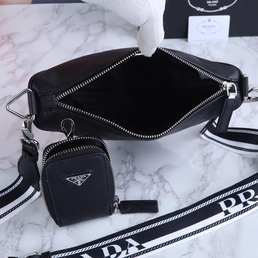 PRADA ブラック ボディバッグ 三角形 - メルカリ