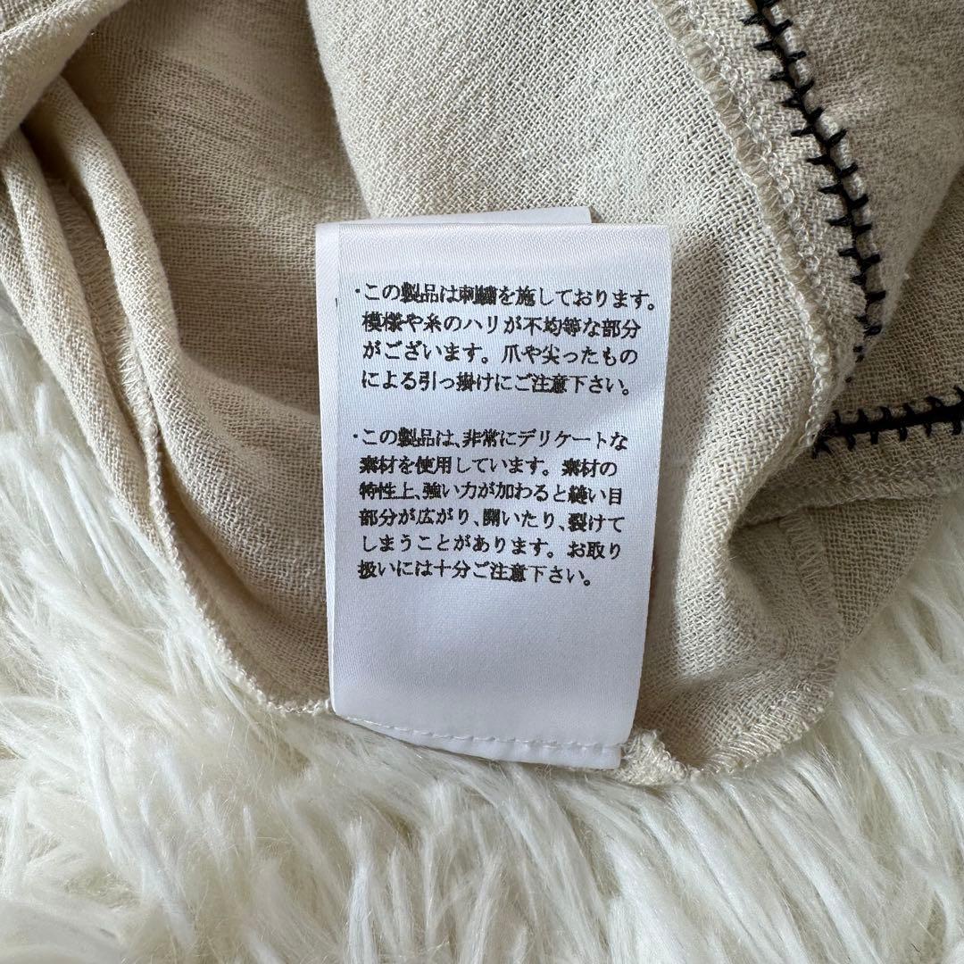 新品未使用 ハグオーワー 定価2.5万円 フォークロアスモッキング刺繍ブラウス 新品未使用 ハグオーワー 定価2.5万円 フォークロアスモッキング刺繍ブラウス