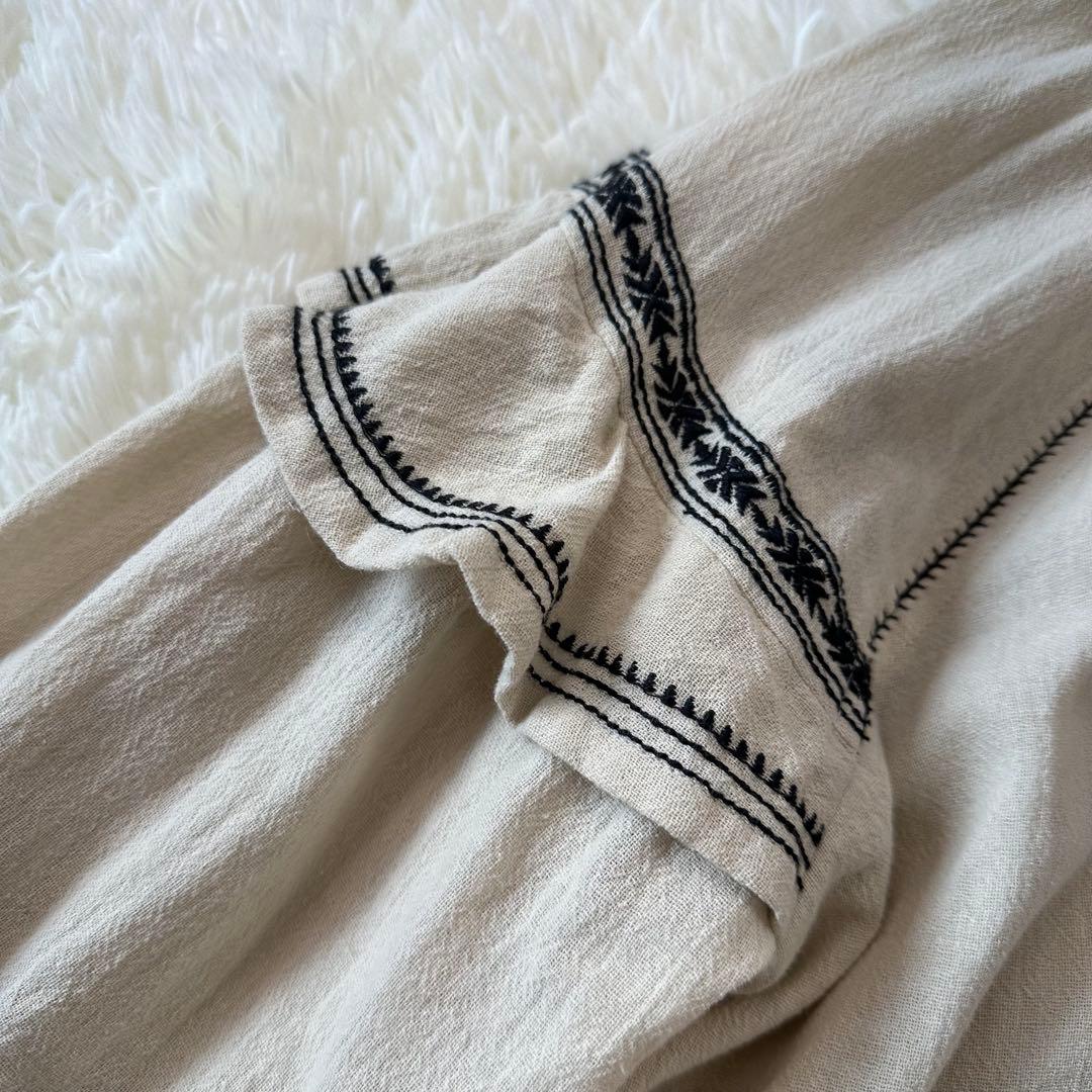 新品未使用 ハグオーワー 定価2.5万円 フォークロアスモッキング刺繍ブラウス 新品未使用 ハグオーワー 定価2.5万円 フォークロアスモッキング刺繍ブラウス