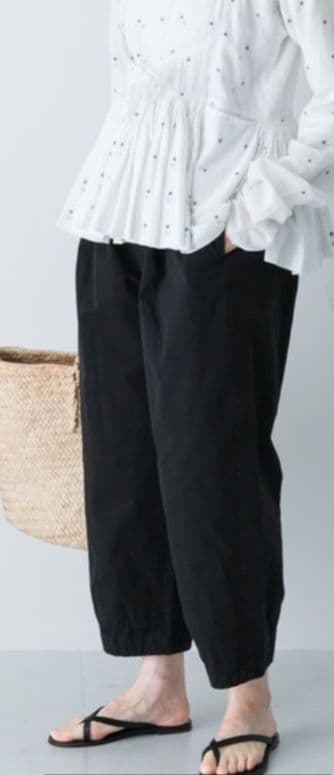 タグ付き新品未使用　かぐれ　コットンクロップドパンツ　ブラック