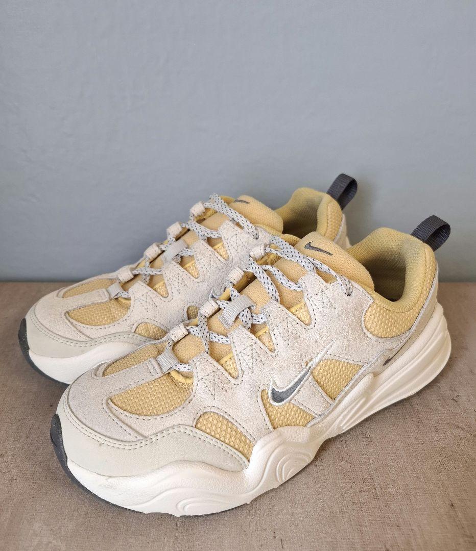 【限定】 NIKE テックヘラ 23.5cm イエロー emmi