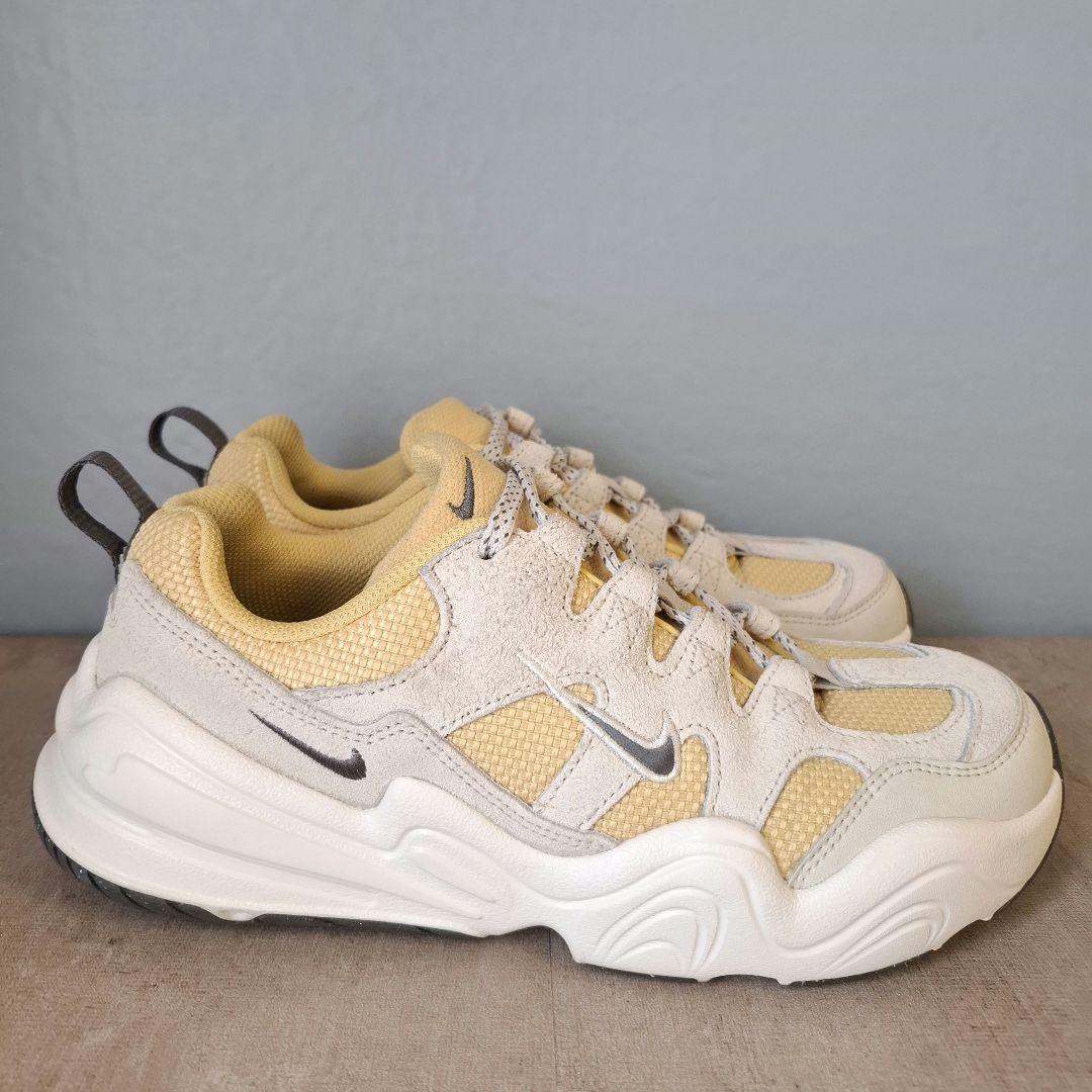 【限定】 NIKE テックヘラ 23.5cm イエロー emmi