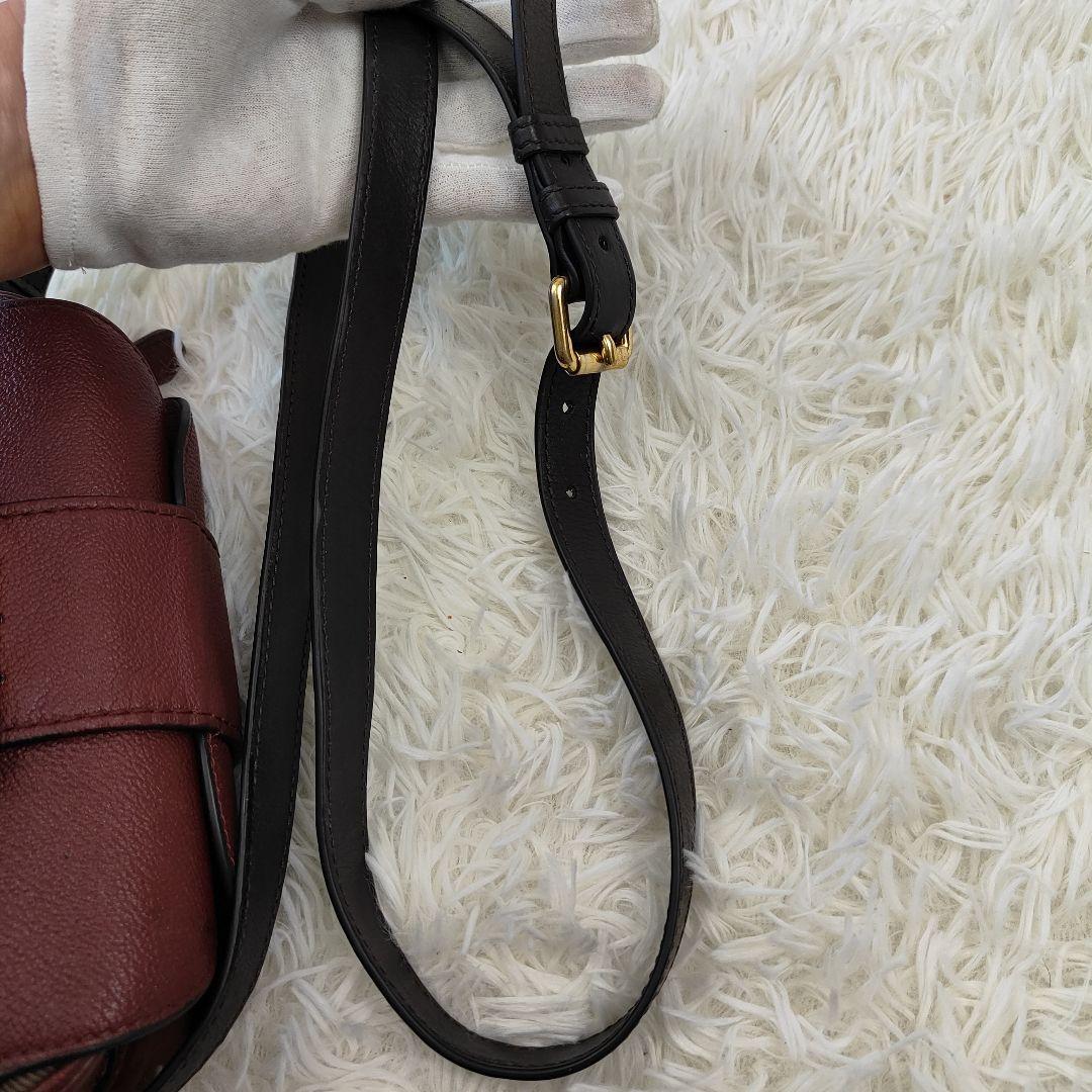 BURBERRY　レッドバックル　レザークロスボディバッグ　ノバチェック