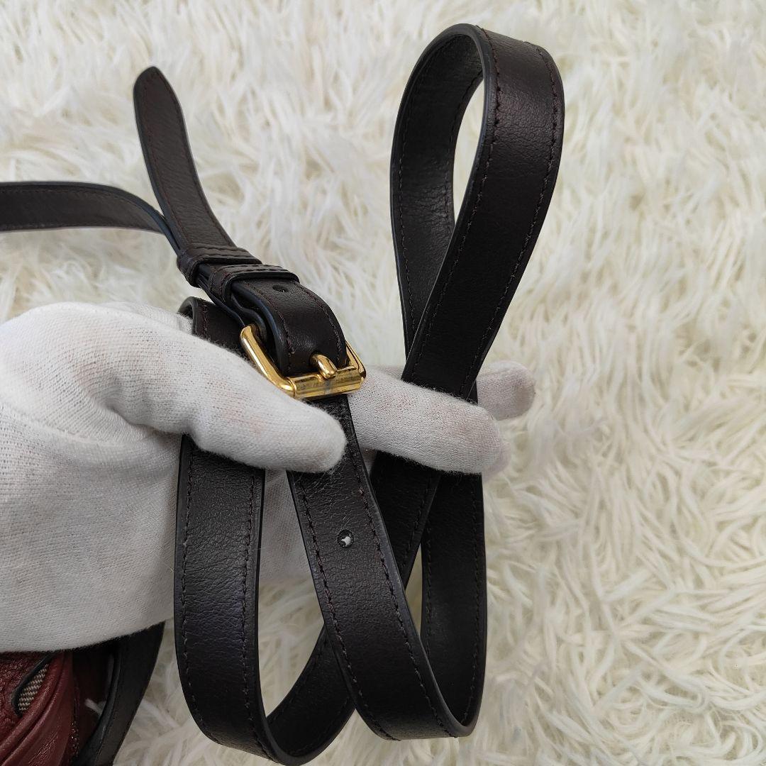BURBERRY　レッドバックル　レザークロスボディバッグ　ノバチェック
