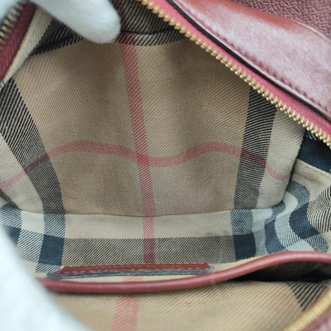 BURBERRY　レッドバックル　レザークロスボディバッグ　ノバチェック