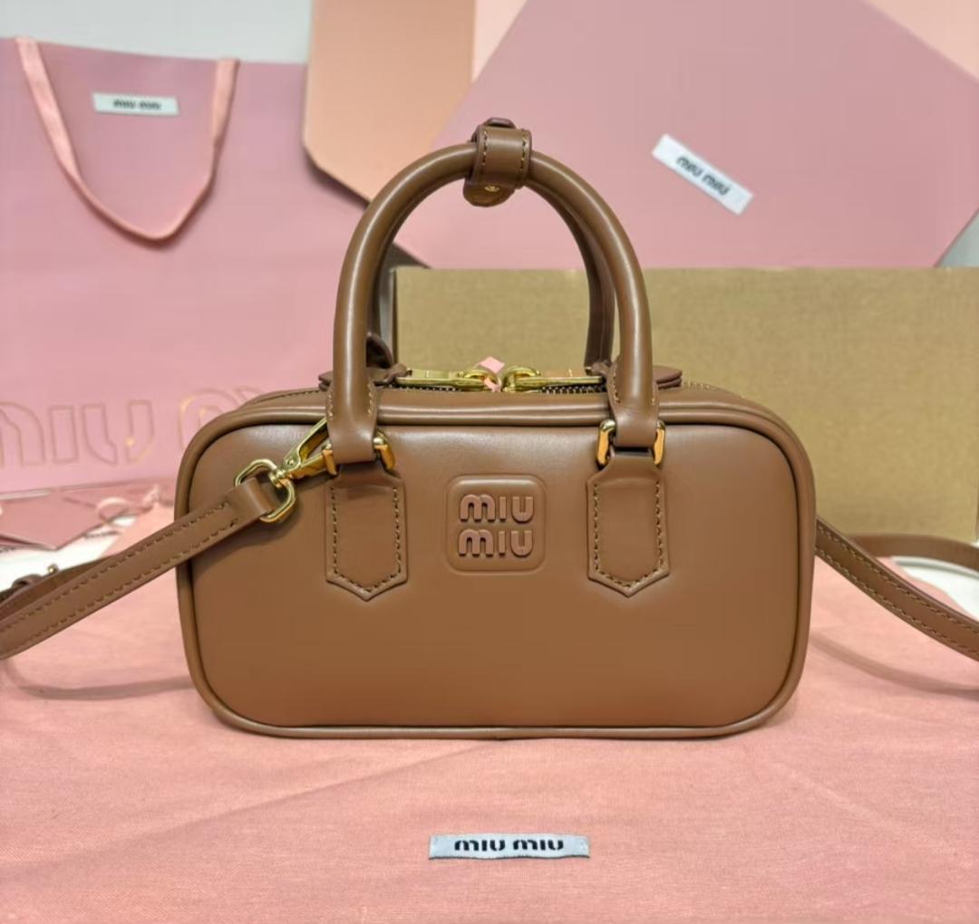 【日本製】 MIU MIU ブラウン ショルダーバッグ - メルカリ バッグ