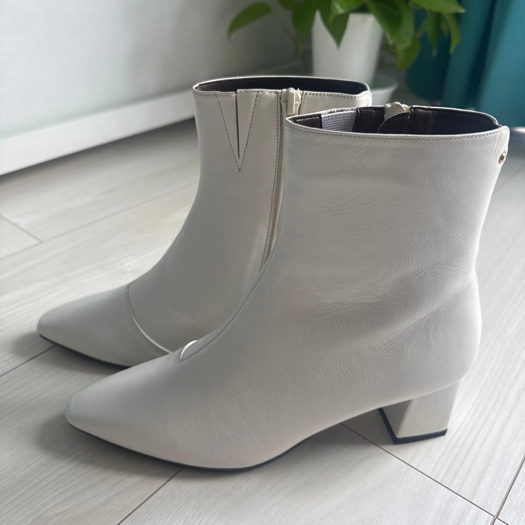 ピシェアバハウスホワイトショートブーツ 皮革 中ヒール