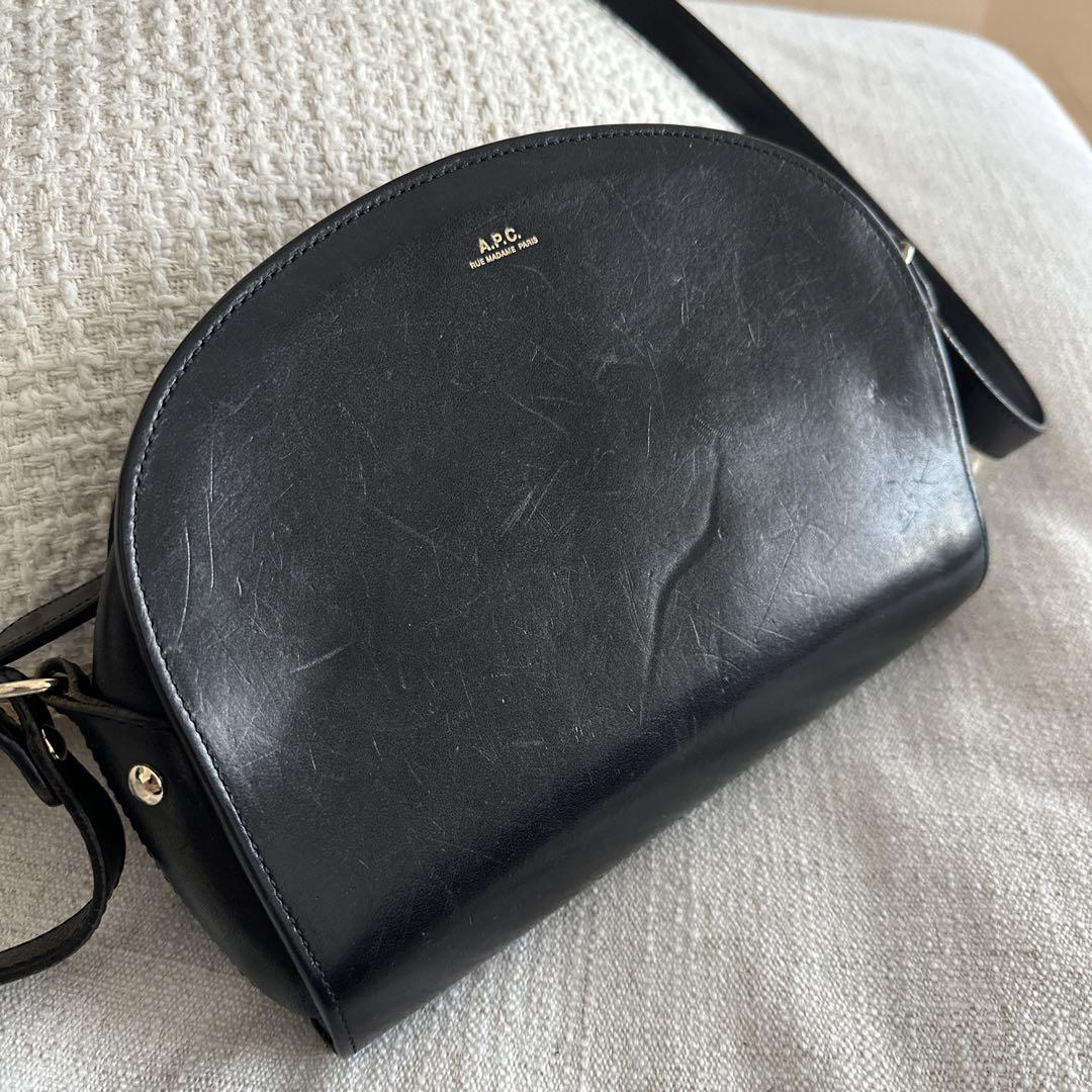 A.P.C. ショルダーバック ハーフムーン激安