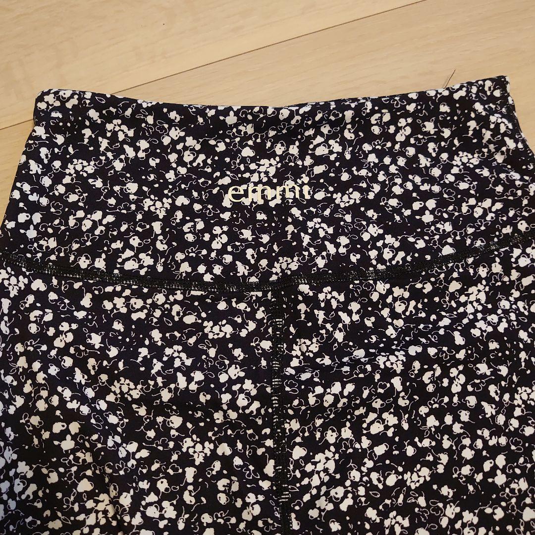 emmi yoga.ヨガウェアセット.花柄.ホワイト×墨黒.0サイズ - メルカリ