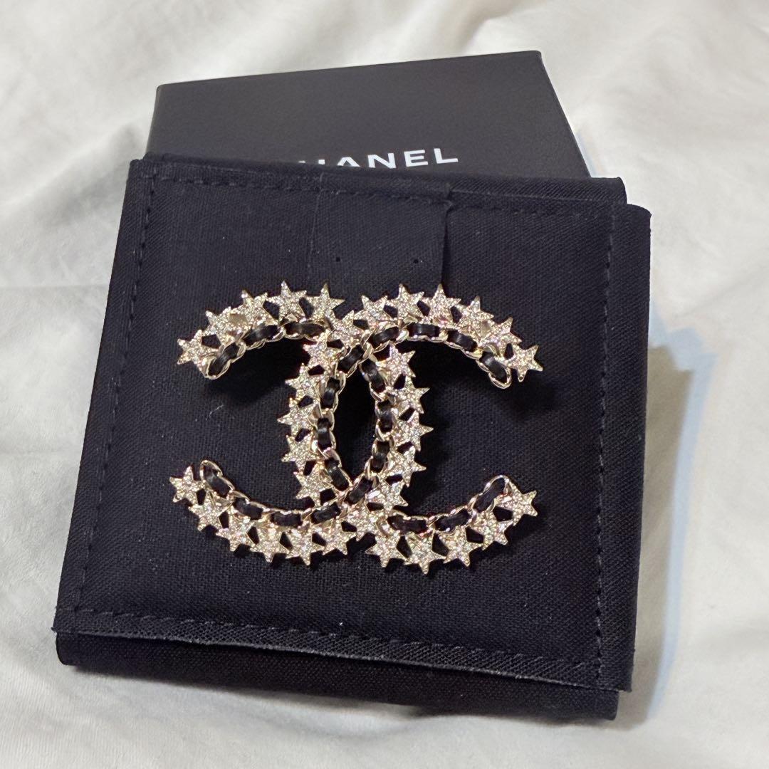 【ロゴと星が上品に煌めく★】CHANEL 25SS ブローチ ロゴと星が上品に煌めく☆】CHANEL 25SS ブローチ