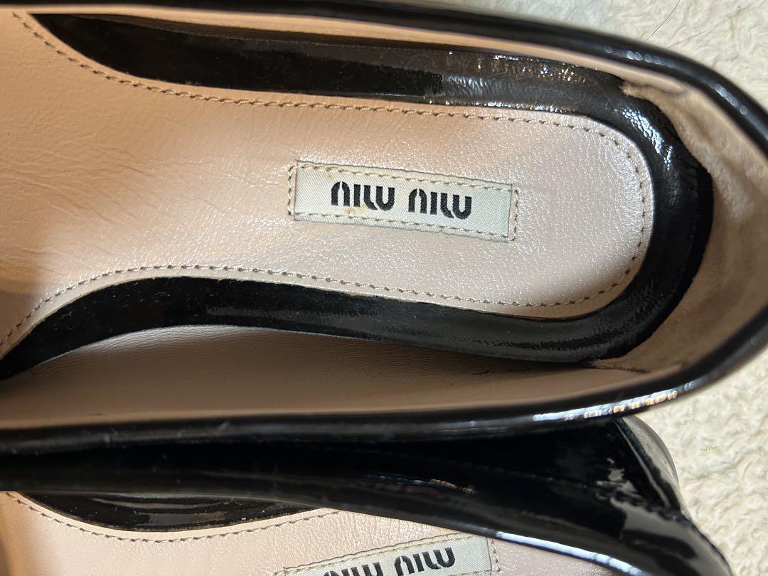 良品 miu miu ビジュー付き黒ローファー - メルカリ