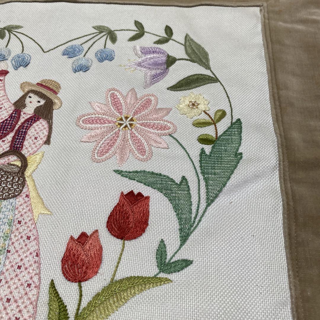 戸塚刺繍 少女と花 クッションカバー ハンドメイド - メルカリ 戸塚刺繍 少女と花 クッションカバー ハンドメイド - メルカリ