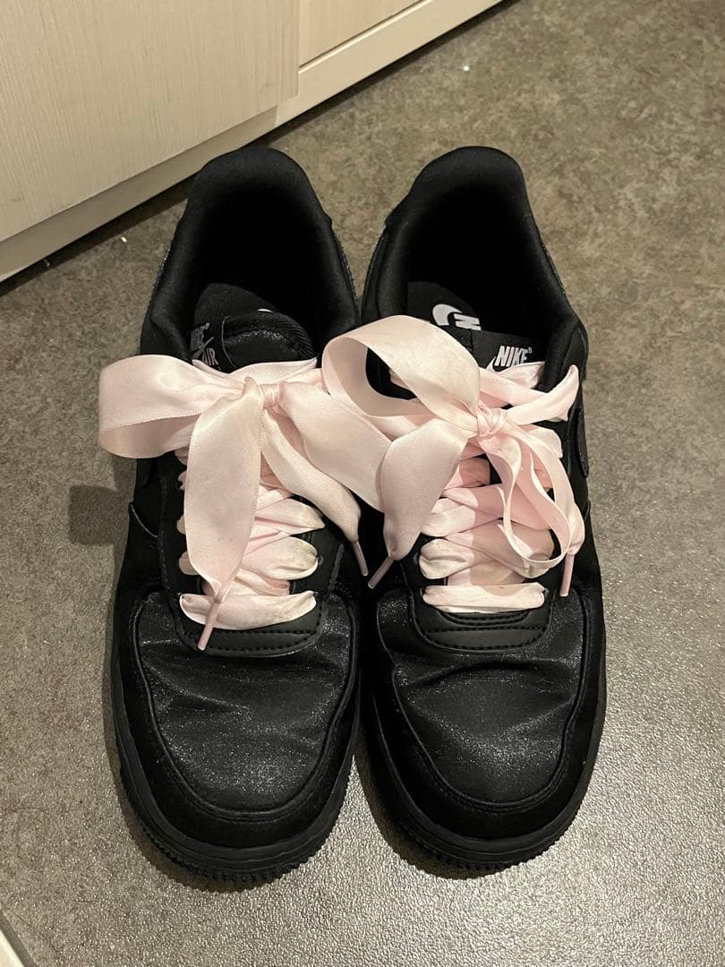 Nike Air Force 1 LV8ブラック/ピンクリボン Nike Air Force 1 LV8ブラック/ピンクリボン