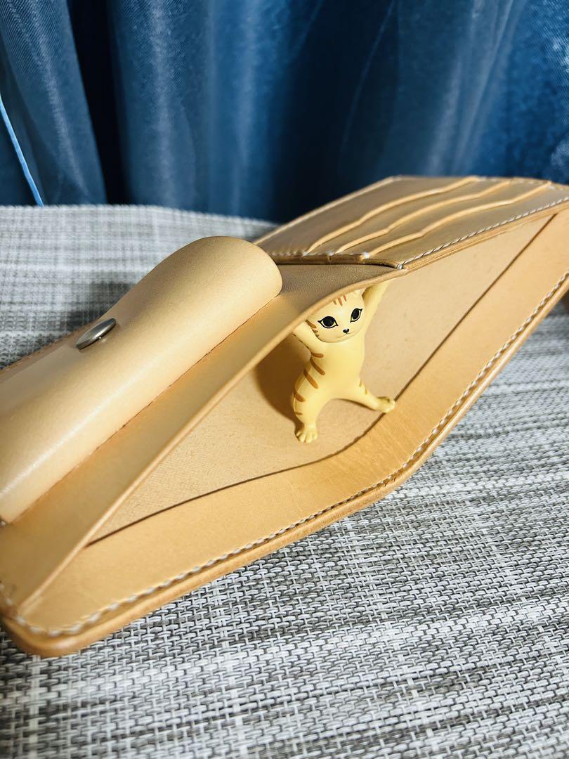 ハンドメイド　牛ヌメ革二つ折り財布コンチョ付き