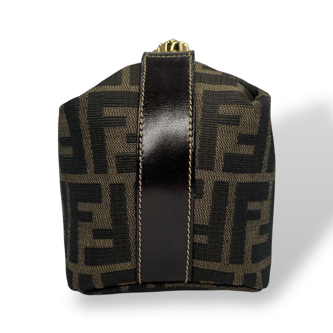 【美品】FENDI ズッカ バニティバッグ 化粧ポーチ フェンディ 金具 FENDI（フェンディ）の定番、ズッカ柄のポーチのご紹介です