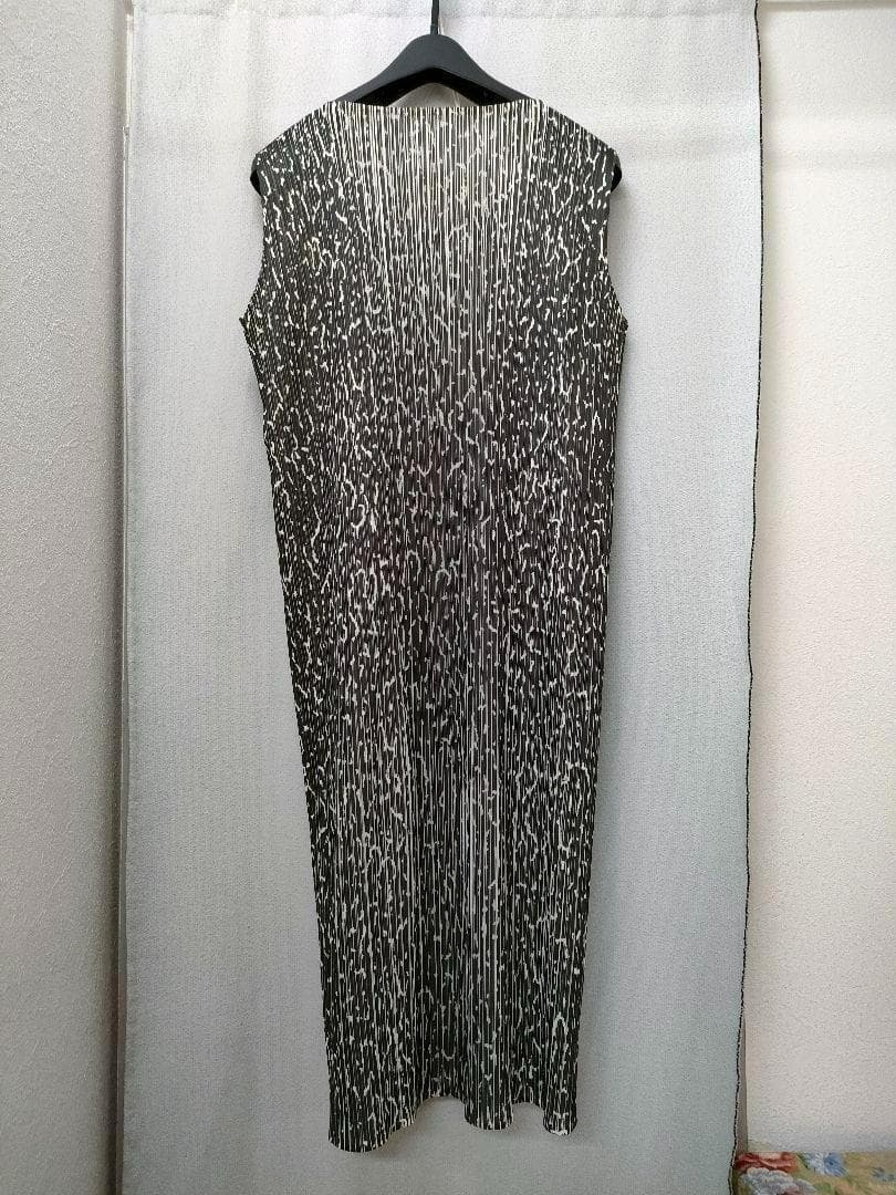 プリーツプリーズ　PLEATS PLEASE ISSEY MIYAKE　グレー