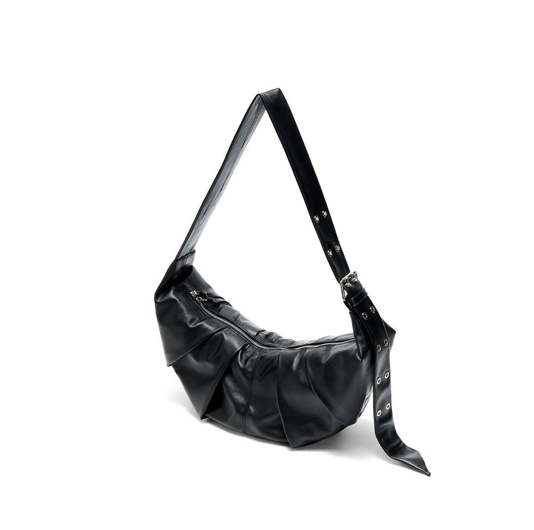 バッグ 00s archive Leather body bag BLK y2k 00s archive Leather body bag BLK y2k - メルカリ