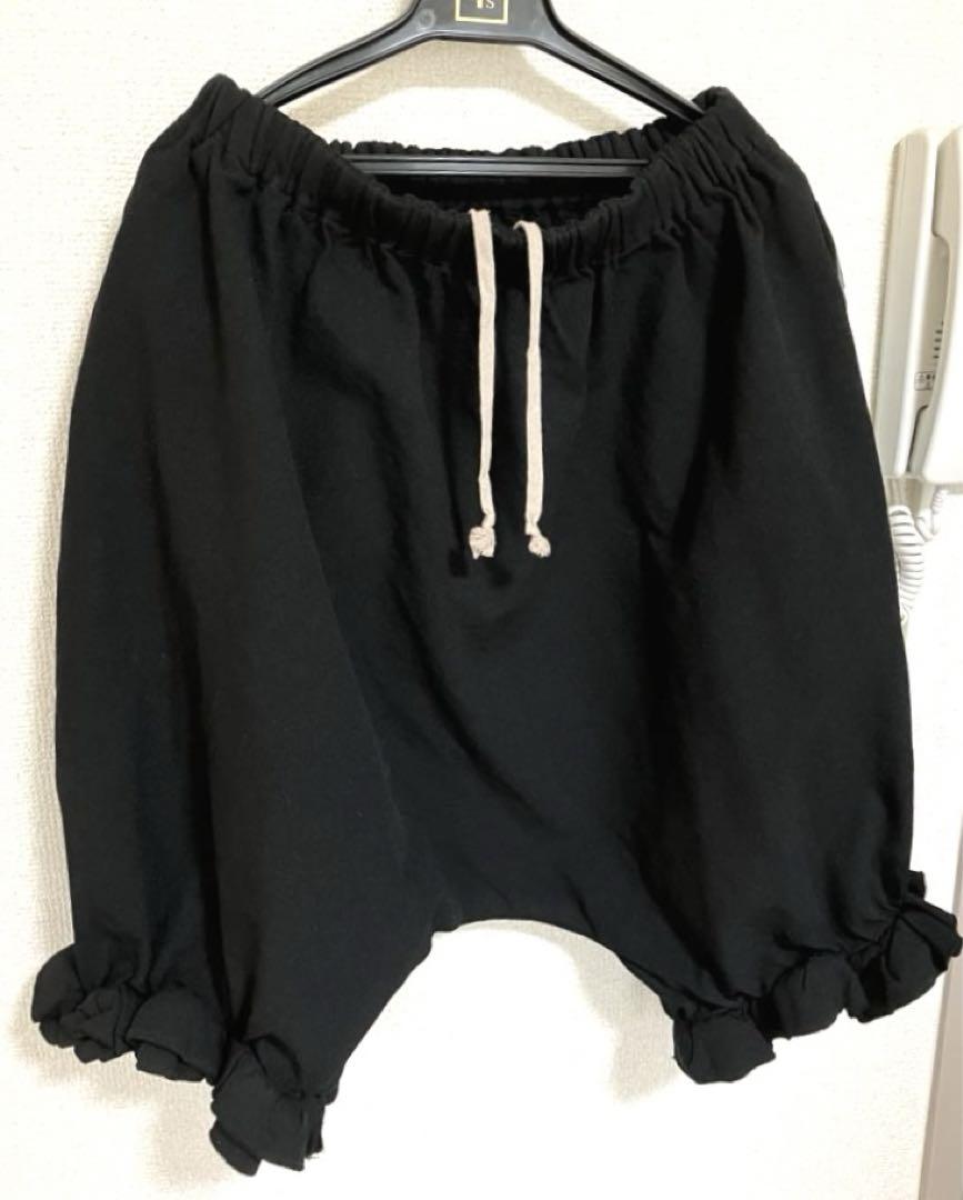 いま人気のアイテム コムコム XS BLACK 裾フリルバルーンサルエルパンツ パンツ