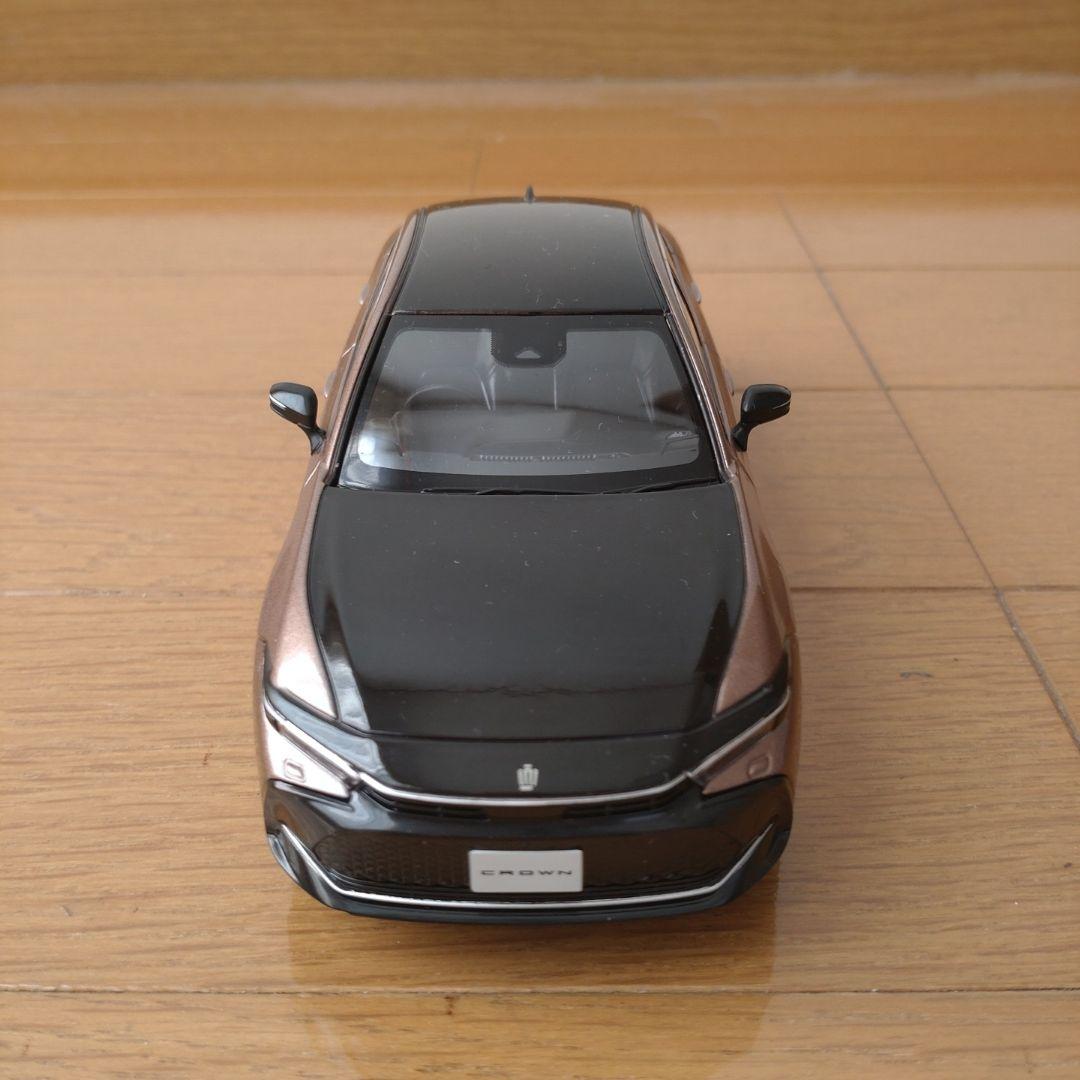 クラウンクロスオーバー　ミニカー