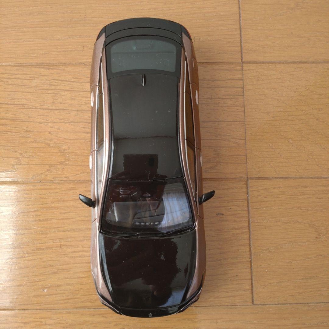 クラウンクロスオーバー　ミニカー