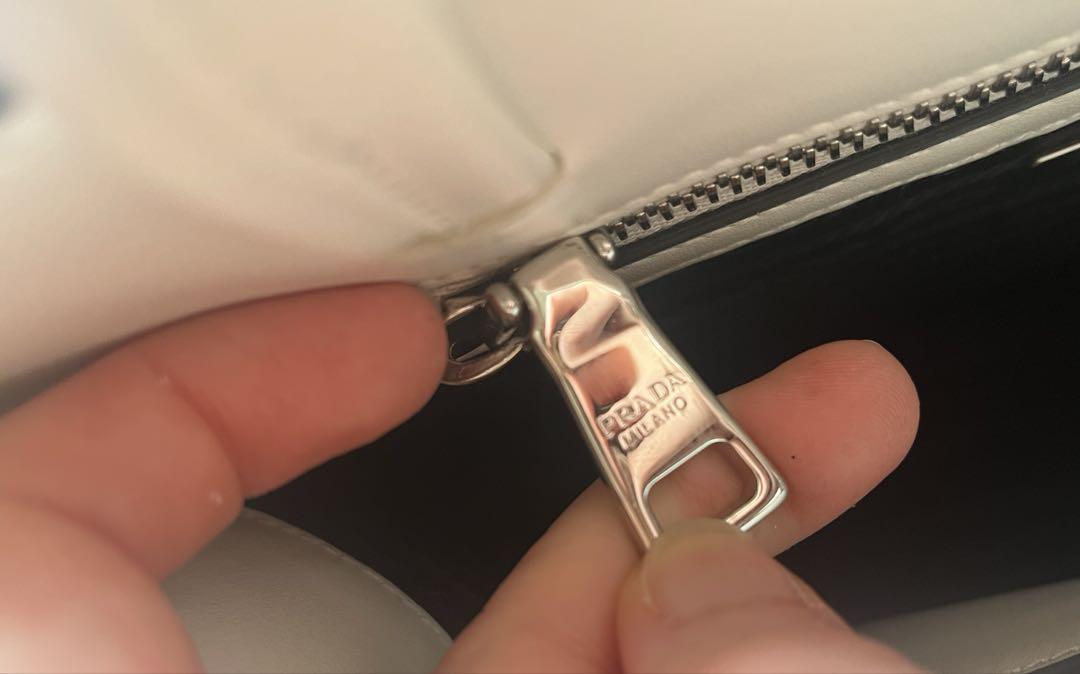 半額 50％OFFの通販 PRADA エンボスロゴ レザーハンドバッグ ホワイト バッグ