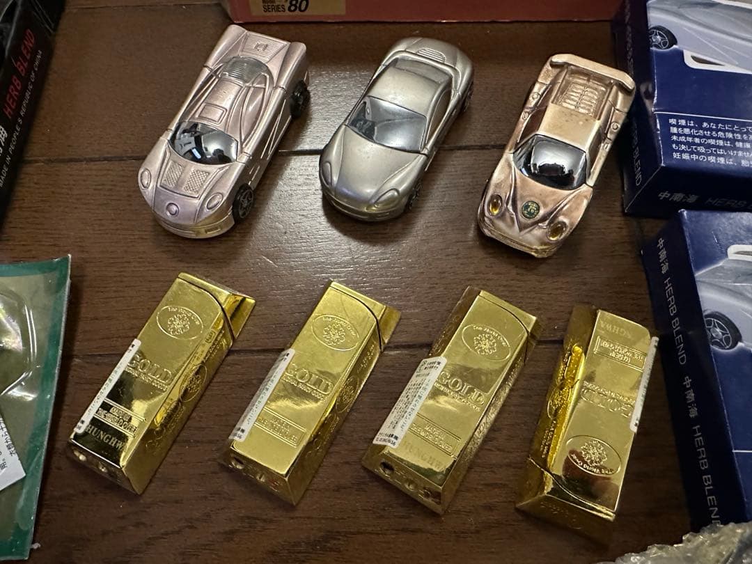 金色ライターとミニカーセット 金色ライターとミニカーセット