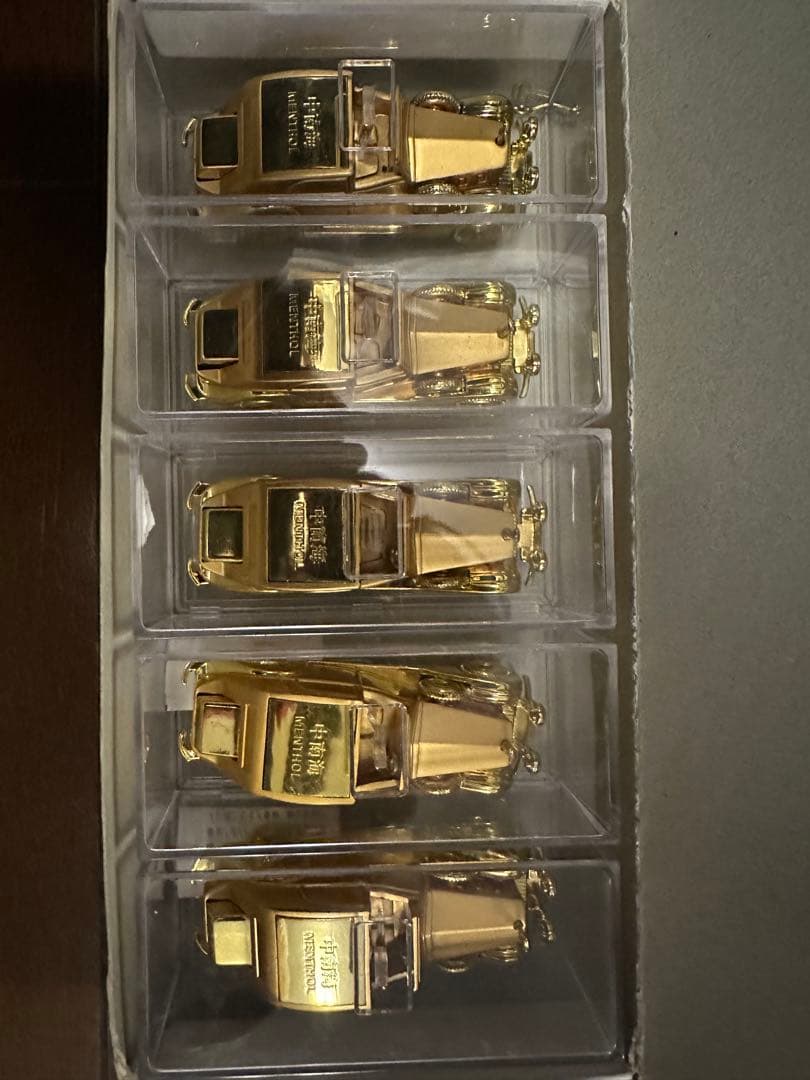 金色ライターとミニカーセット 金色ライターとミニカーセット