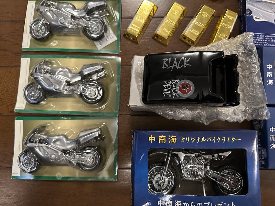 金色ライターとミニカーセット 金色ライターとミニカーセット