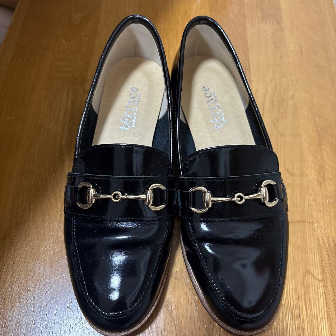 エナメルブラックローファー ゴールド金具付き 22cm - メルカリ