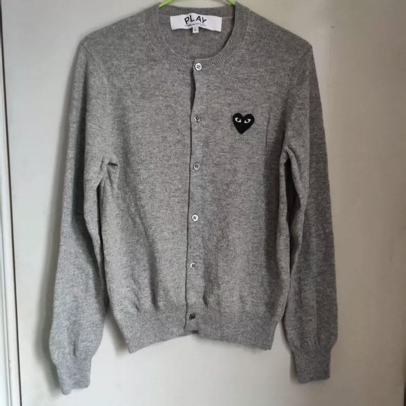 PLAY グレー カーディガン ハート刺繍