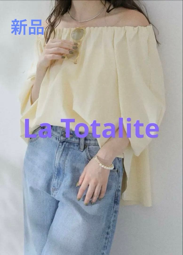 La Totalite オフショルダークリーム色トップス 7,560円