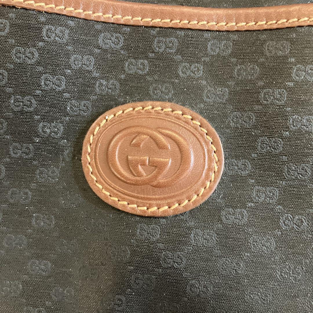 GUCCI 黒　字柄ボストンバッグ・旅行用バッグ綺麗め