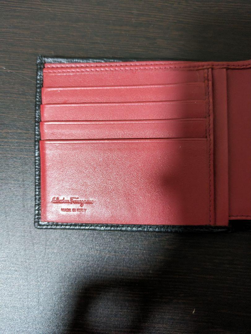 FERRAGAMO　二つ折り財布　メンズ
ブラック＆レッド Gancini 財布