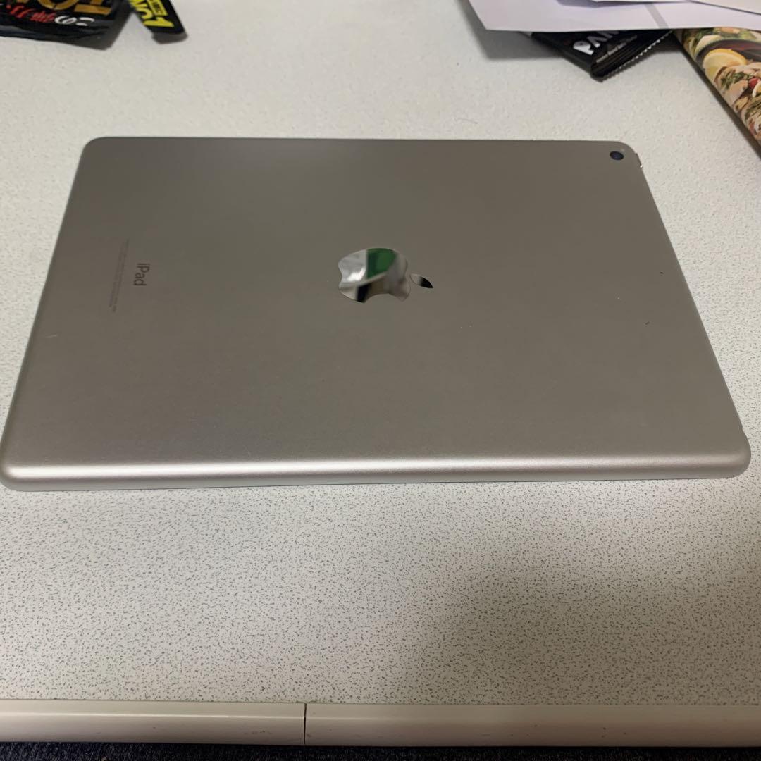 iPad シルバー