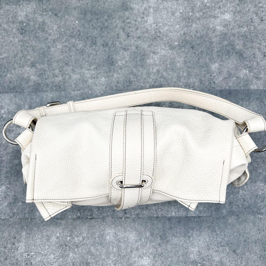 ✨美品✨フルラ　トートバッグ　ワンショルダー　ロゴ金具　レザー　アイボリー ✨美品✨フルラ トートバッグ ワンショルダー ロゴ金具 レザー