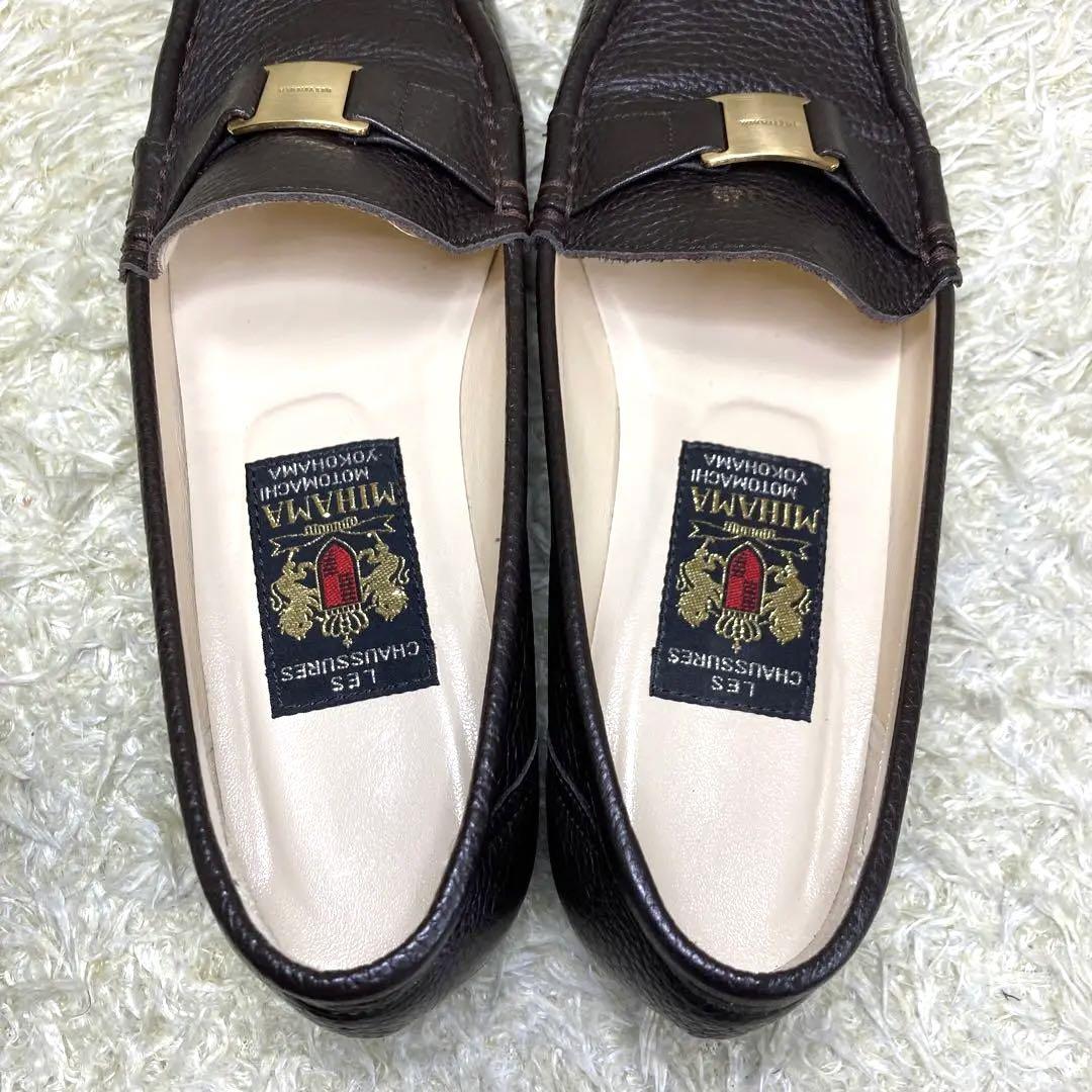 美品　ミハマ　ローファー パンプス　シボ加工　レザー　ダークブラウン　ロゴ金具 極美品』ミハマ ローファー パンプス シボ加工 レザー ダーク