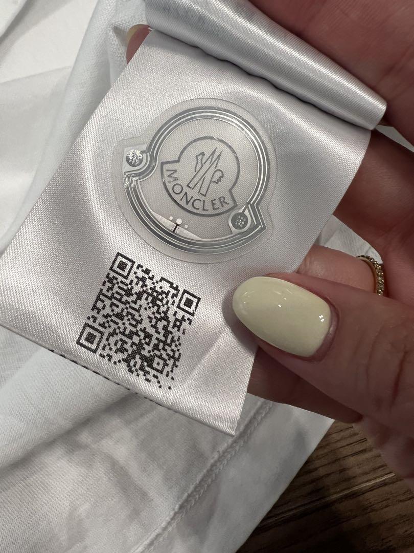 ◎国内即発◎クーポン有◎MONCLER Tシャツ スタッズ装飾ロゴ MONCLER ロゴ Tシャツ ホワイトMサイズ