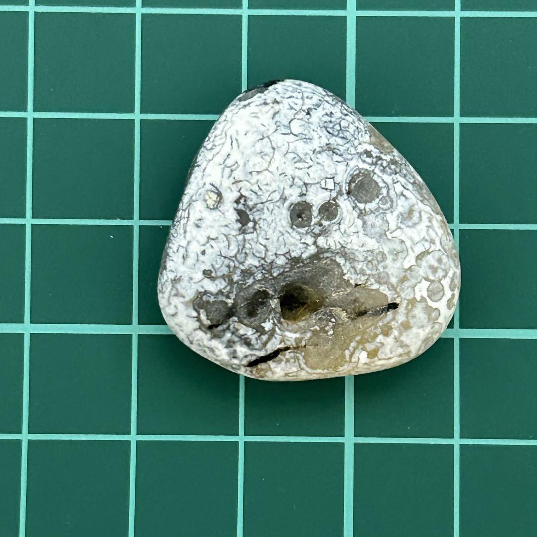 おにぎりさん 天然石 おにぎり瑪瑙 原石天然石 STA-113縦2.7cm×横2.7cm×厚さ1cm