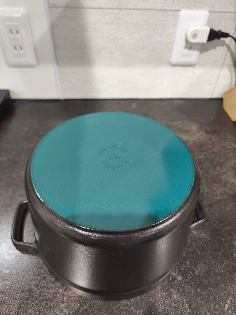 STAUB ストウブ鋳鉄製 両手鍋 無水鍋蓋付き 24㌢ STAUB ストウブ鋳鉄製 両手鍋 無水鍋蓋付き 24㌢