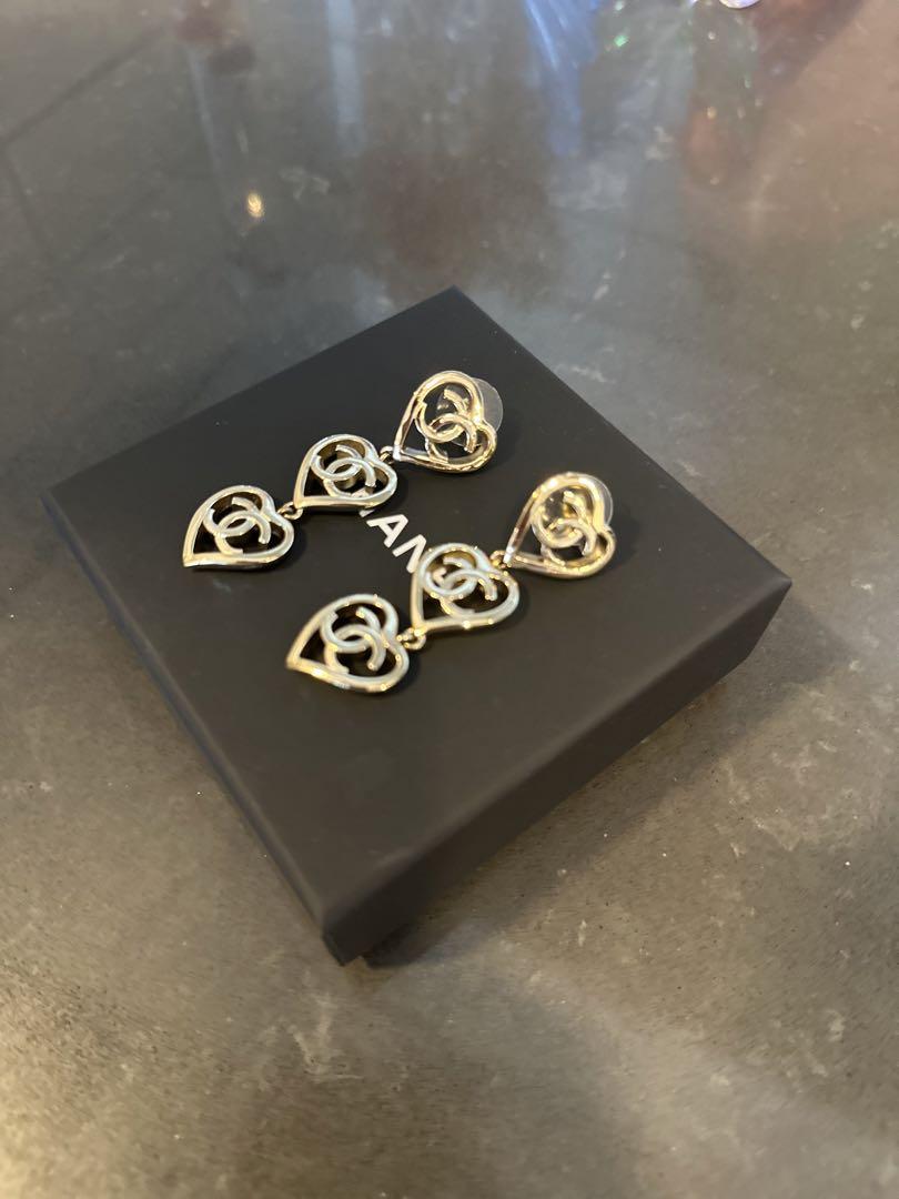 CHANEL ゴールドハート型ピアス