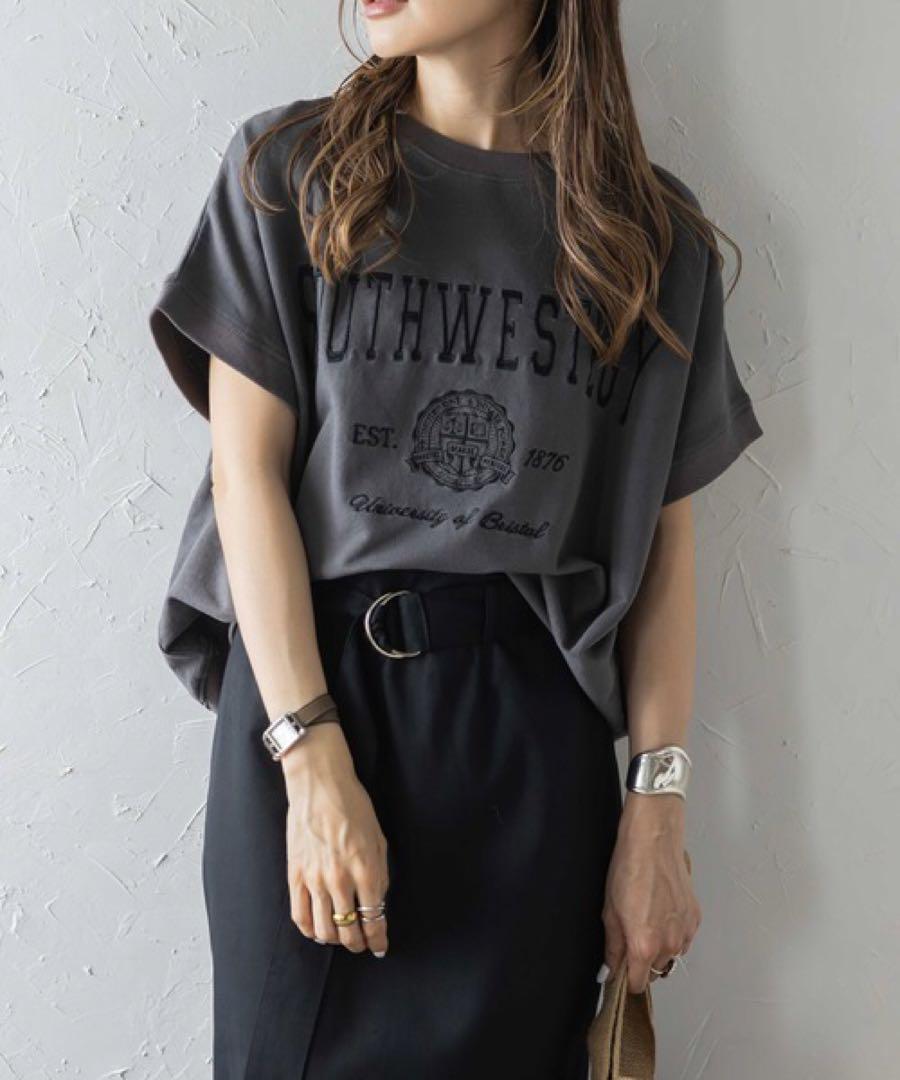 ボンジュールサガン カレッジ刺繍ピグメントスウェットTシャツ