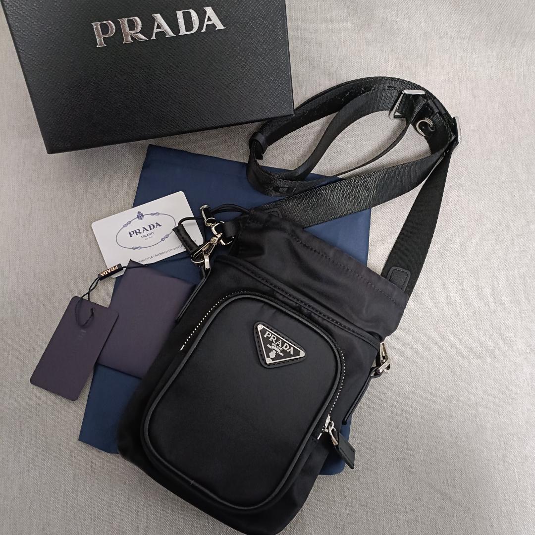 PRADA ブラック ショルダーバッグ PRADA ブラック ショルダーバッグ