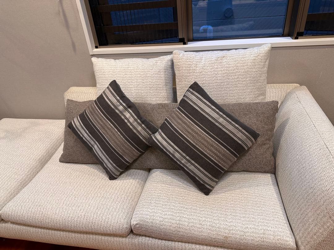 ホワイトファブリックソファ全体的に状態が悪い