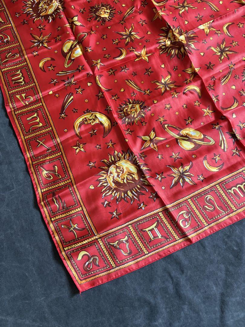 大特価放出！ GIANNI VERSACE スカーフ 太陽 月 星 土星 赤スカーフ 美品 小物