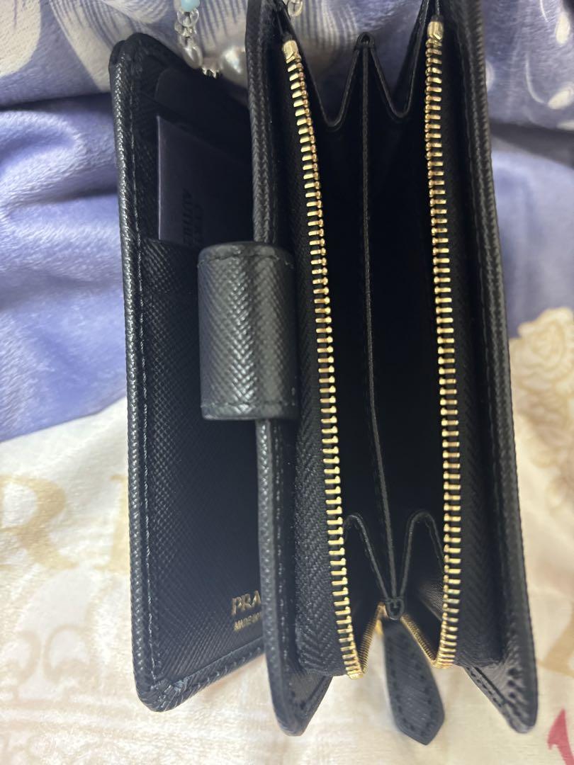 PRADA ブラックレザー 二つ折り財布