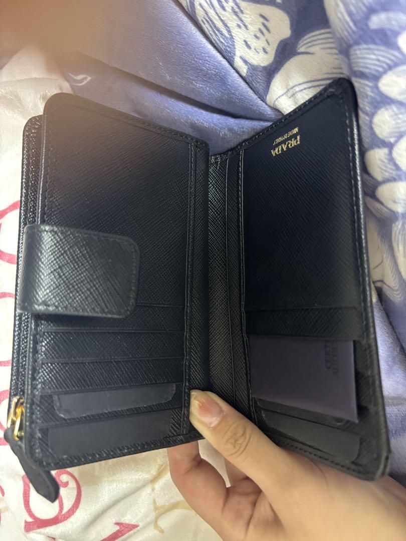 PRADA ブラックレザー 二つ折り財布