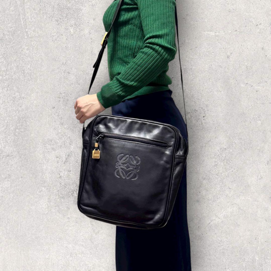 美品✨LOEWE ロエベ　アナグラム　レザー　ショルダーバッグ　黒　斜めがけ