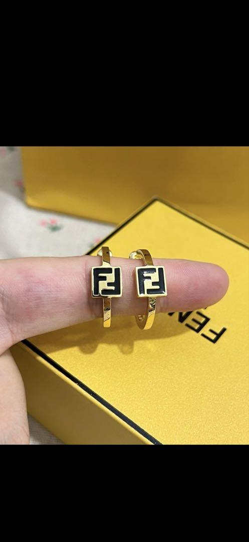 FENDI ゴールドフープイヤリング