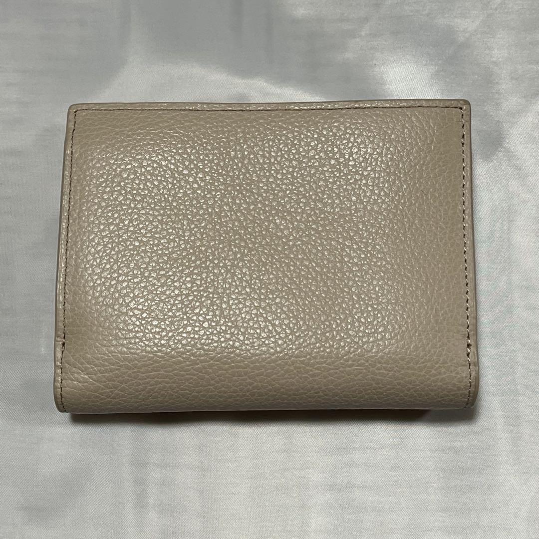 FURLA ベージュ 三つ折り財布 - メルカリ